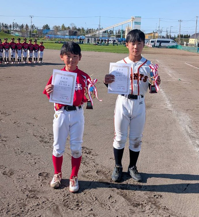 敢闘賞の写真左から沼山君（アカシヤ）、松野君（東川下）