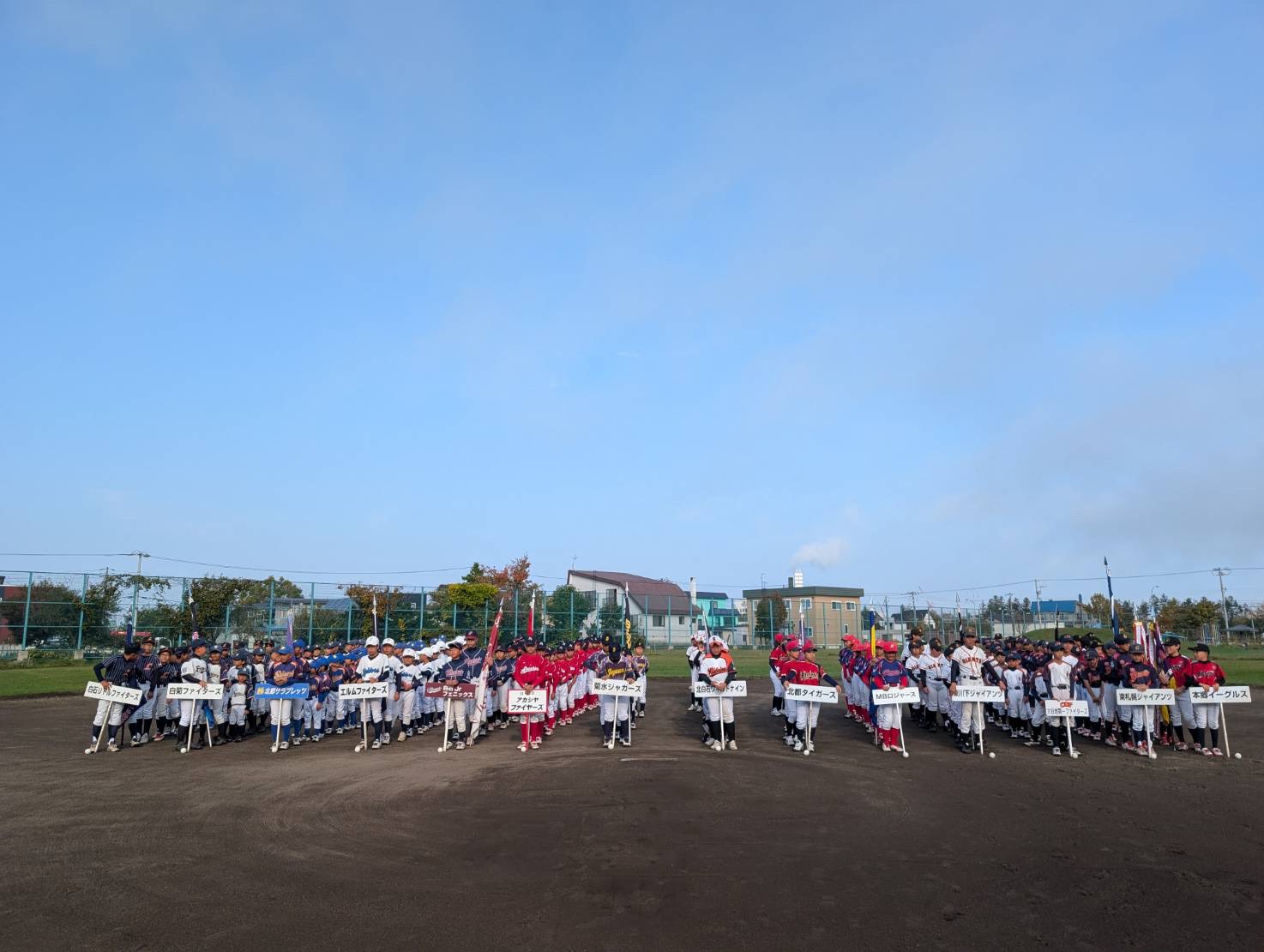 開会式で整列した14チーム