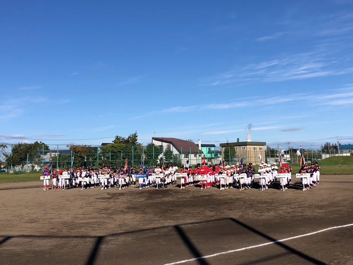 開会式で整列した14チーム